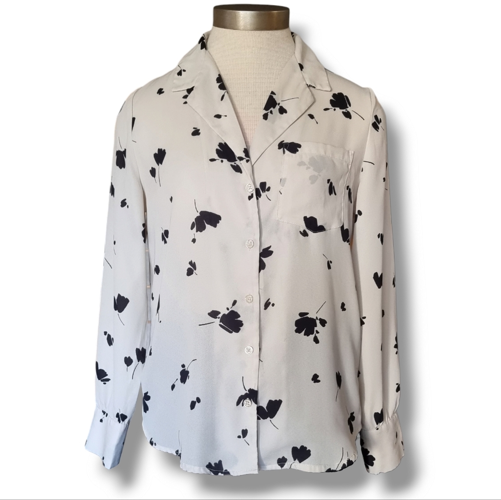 WHO WHAT WEAR cream / black floral button down top size Medium